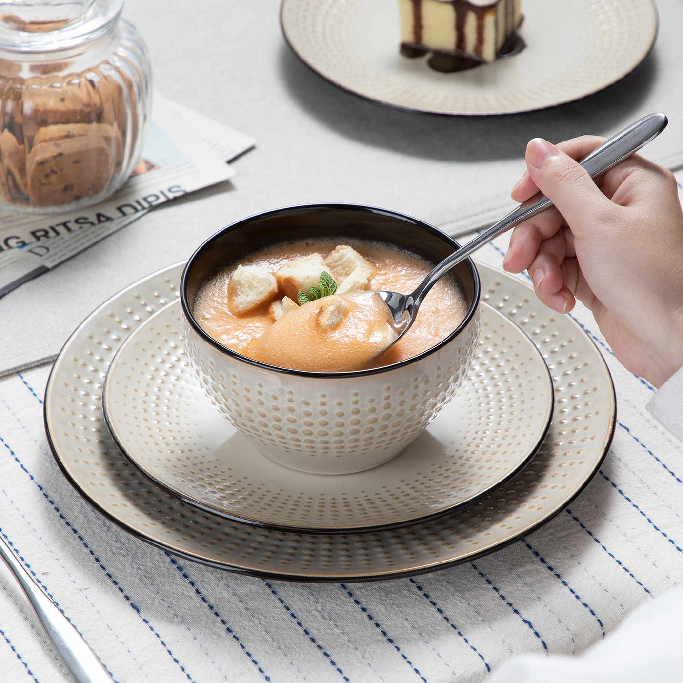 The Perfect Vessel: How Stoneware’s Thermal Properties Make It Ideal for Serving Specific Foods