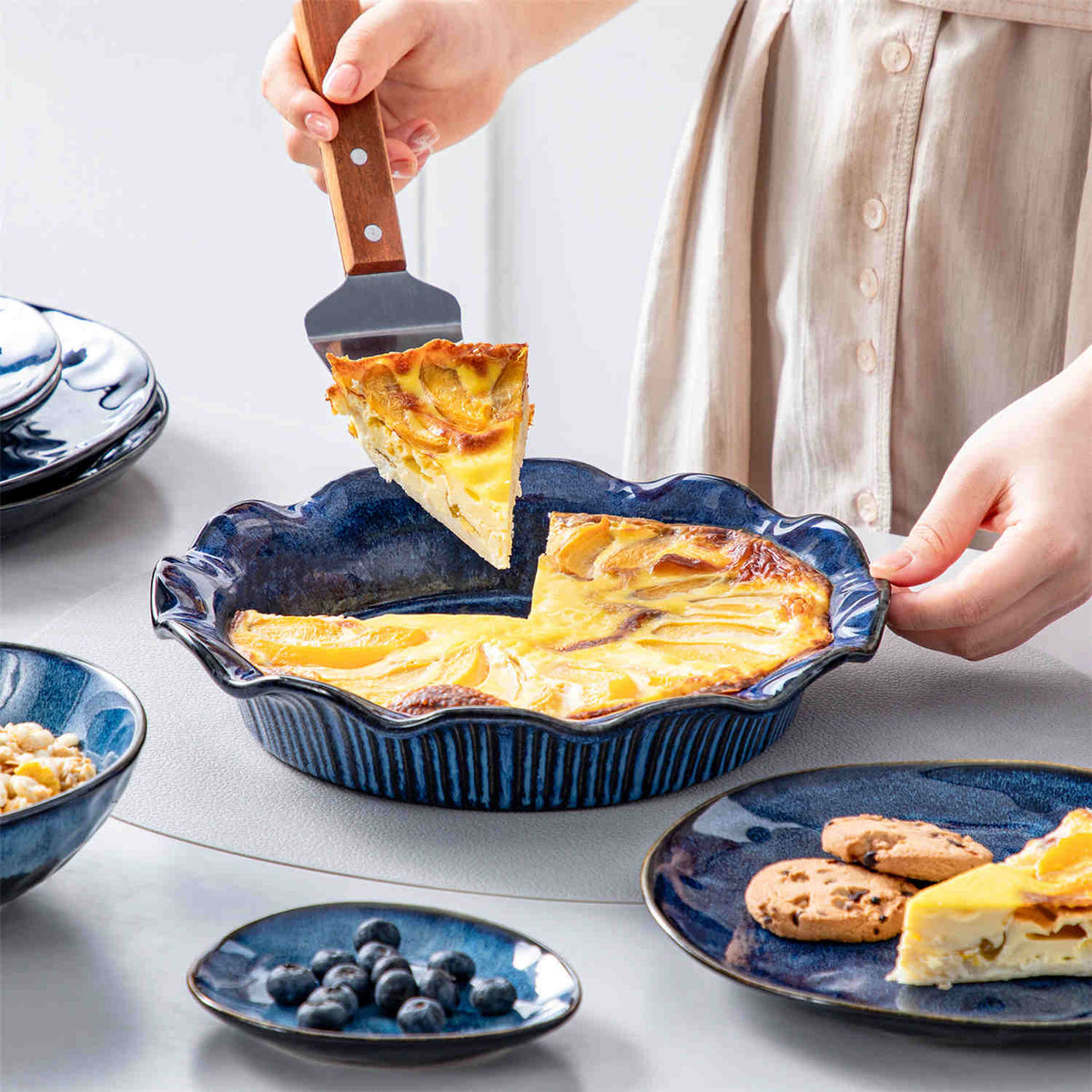 Fluted Ceramic Pie Pan With Reactive Glaze – Stylish Oven-To-Table Bakeware Ideal For Pies, Quiches, And Tarts.