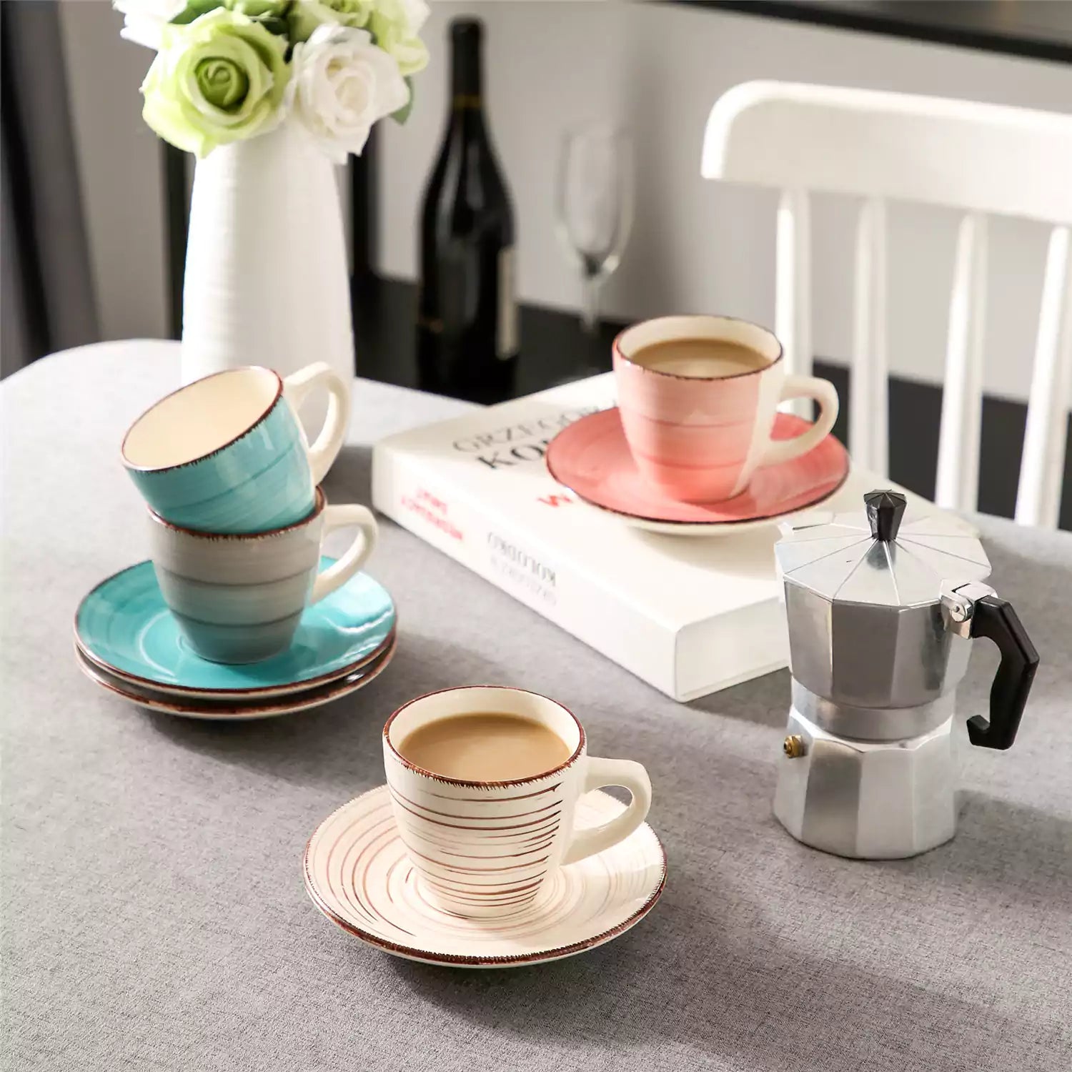 Bunte Kaffeetassen und Untertassen aus Steingut, 4er-Set – Vintage-Spiraldesign