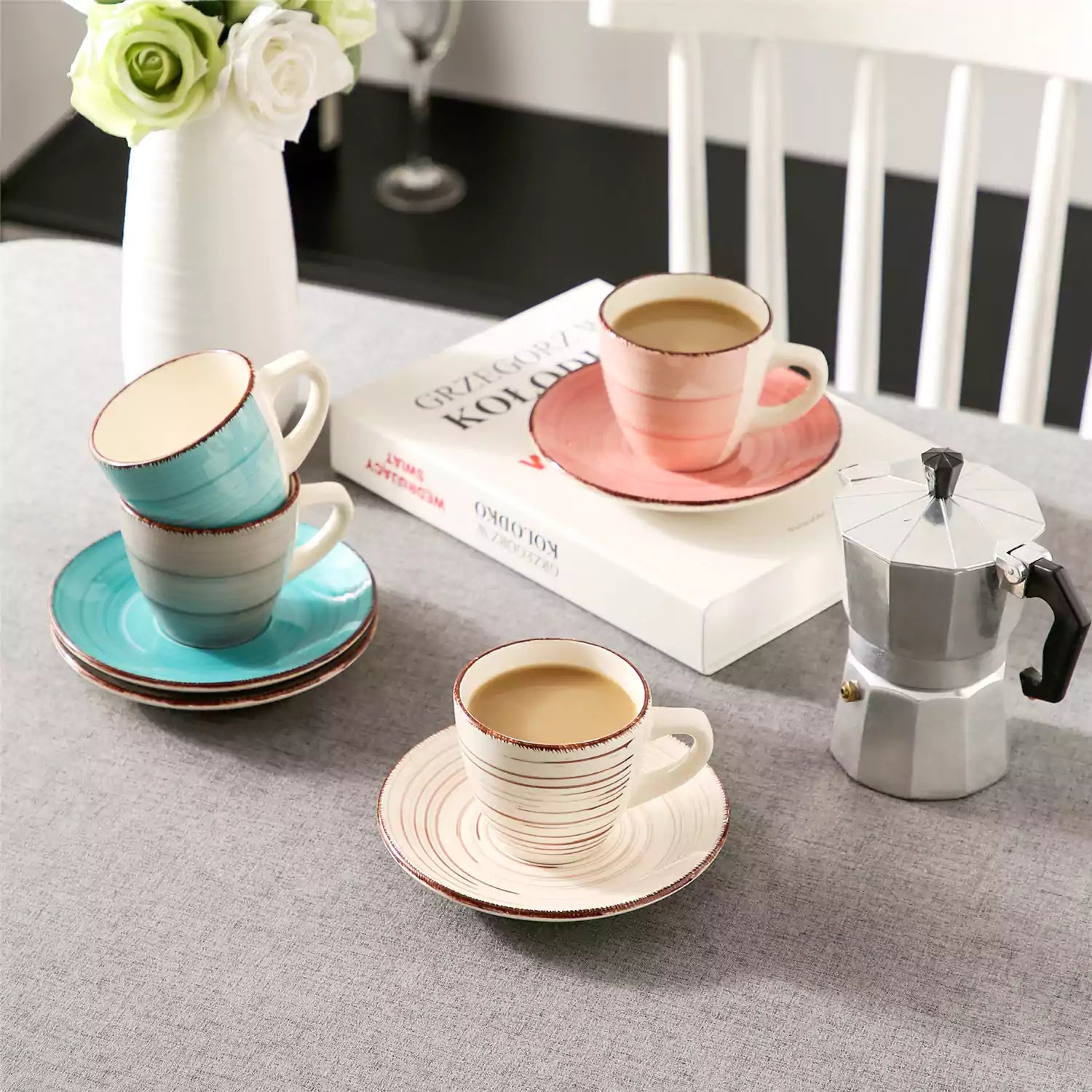Bunte Kaffeetassen und Untertassen aus Steingut, 4er-Set – Vintage-Spiraldesign