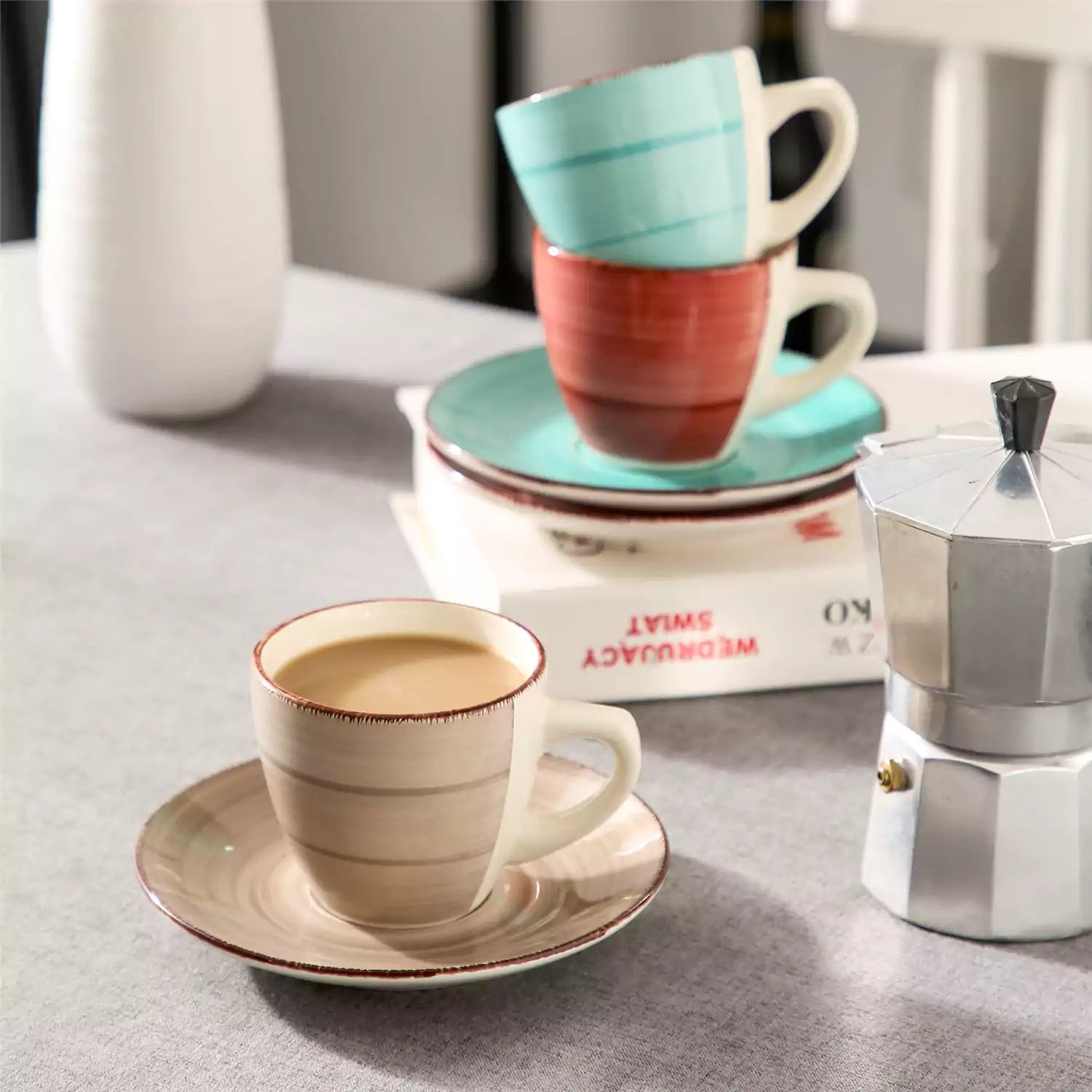 Bunte Kaffeetassen und Untertassen aus Steingut, 4er-Set – Vintage-Spiraldesign