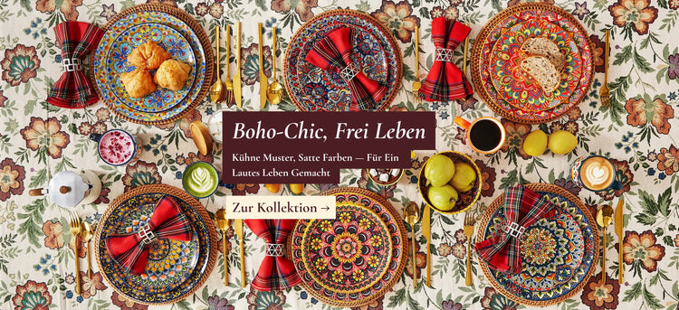 Lumi böhmisches Porzellan Geschirr und Tassenset Frühstückstisch Draufsicht Brot Kaffee Birnen Zitronen Mokkakanne goldenes Besteck