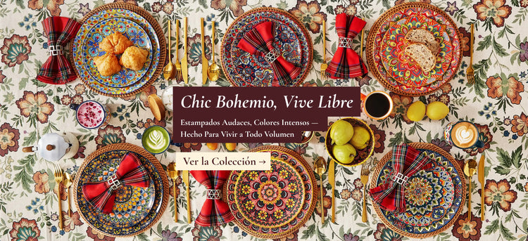 Vajilla de porcelana bohemia Lumi y juego de tazas mesa de desayuno vista cenital pan café peras limones cafetera italiana cubertería dorada