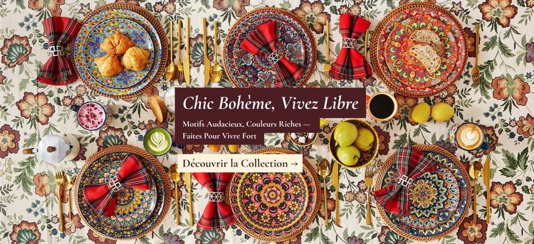 Vaisselle en porcelaine bohème Lumi et set de mugs table de petit-déjeuner vue de dessus pain café poires citrons cafetière italienne couverts dorés