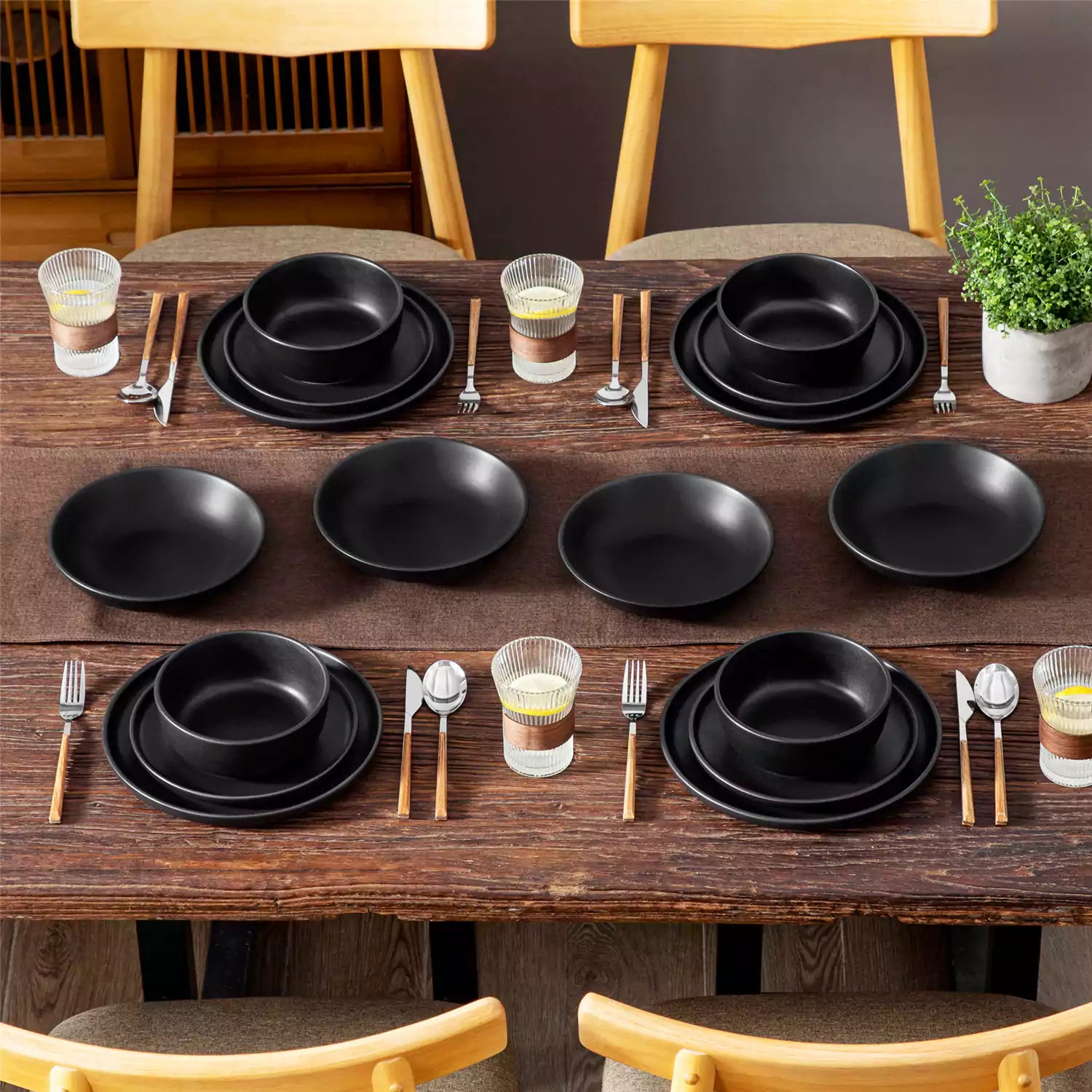 Set Stoviglie 16 Pezzi Per 4 Persone - Porcellana Con Bordo Oro E Nero, Design Geometrico Moderno