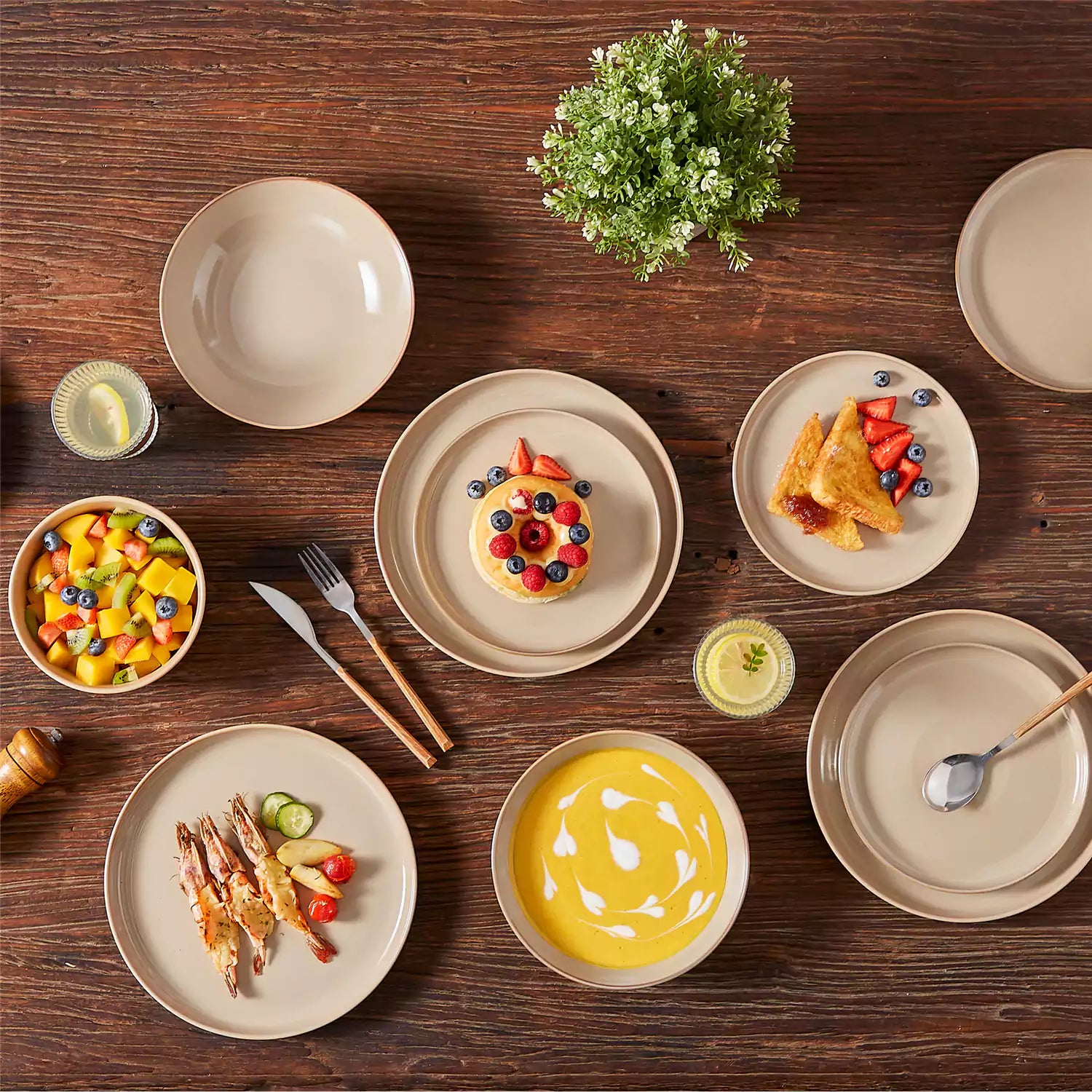 A glossy caramel 16-piece stoneware dinnerware set from the Playa collection - featuring farmhouse charm with plates and bowls for 4 people-vancasso