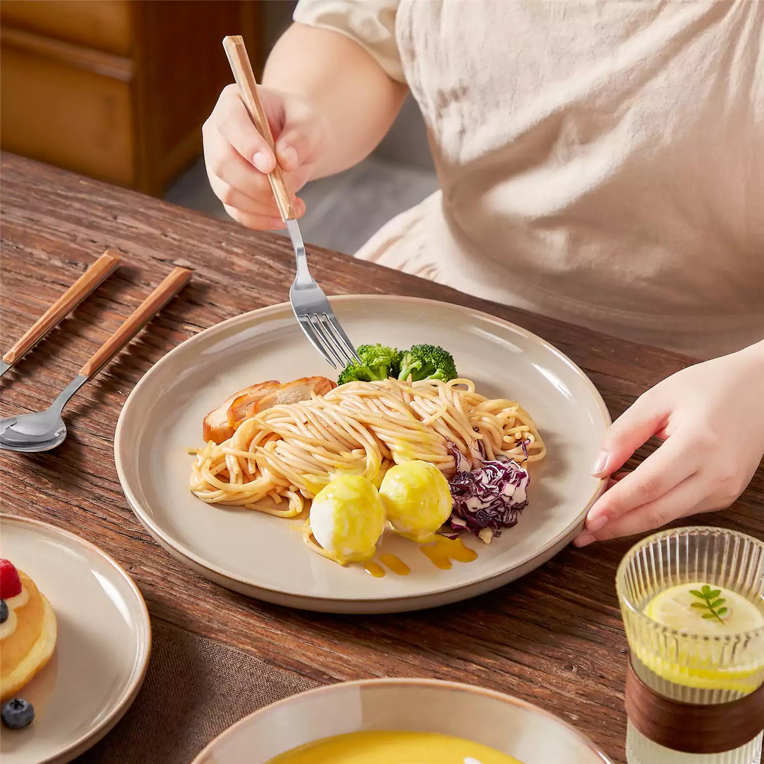 A glossy caramel 16-piece stoneware dinnerware set from the Playa collection - featuring farmhouse charm with plates and bowls for 4 people-vancasso