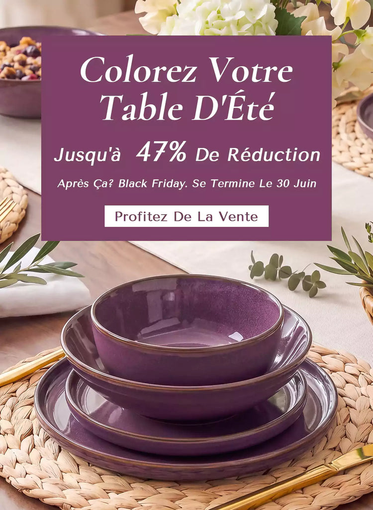 Composition de table Sata en grès violet avec finition en émail réactif artisanal agrémentée d’hortensias blancs et de feuillage d’eucalyptus