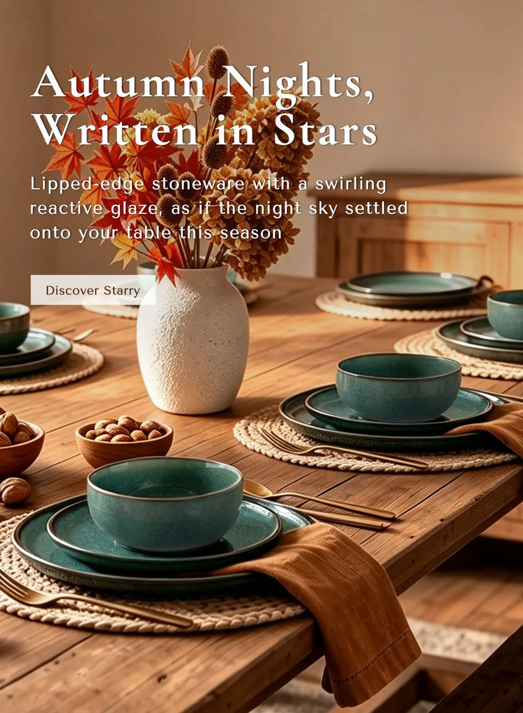 A styled dining table set with teal ceramic bowls and matching plates, woven placemats, a white vase with dried autumn flowers, and Spanish promotional text overlaid on the scene.
